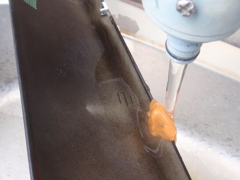 スクーターカバー（ホンダ・ジョーカー90）の（再生）欠け修理　おゆプラ（型取りくん の代用品）の使い方⑤型取り後に水で冷やして固めます。