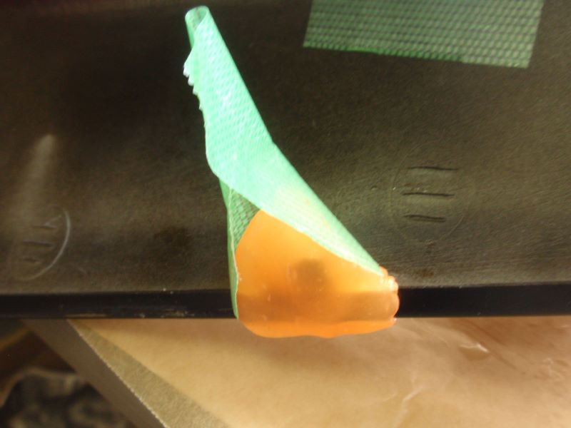 スクーターカバー（ホンダ・ジョーカー90）の爪複製（再生）欠け修理（ホンダ・ジョーカー90）　爪欠損部複製⓷エポキシ2液混合タイプ接着剤を注入後養生テープで固定