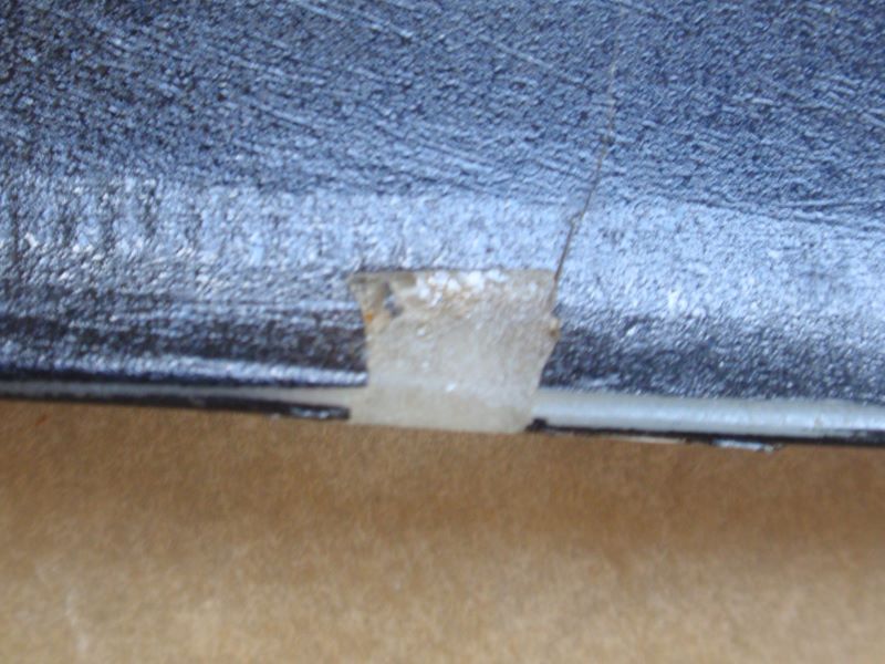 スクーターカバーの爪複製（再生）欠け修理（ホンダ・ジョーカー90）　欠損部修理　養生テープで面を出した部分は綺麗に造形されています。
