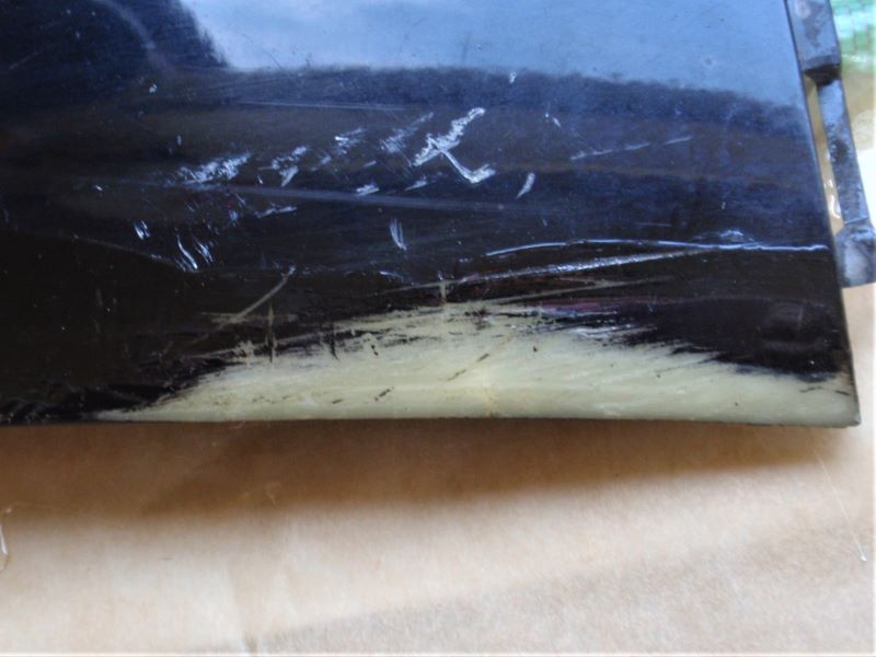 スクーターカバー（ホンダ・ジョーカー90）の（再生）欠け修理　削れてしまっている部分に造形補修剤（エポキシ2液混合タイプ強力接着剤）を塗り付け