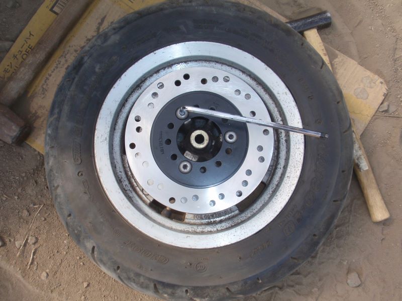 ホンダ・ジョーカー90　ブレーキディスクの交換　フロントディスクボルト／アロックボルトの締め付け規定トルク：42N・m（4.3㎏f・m）