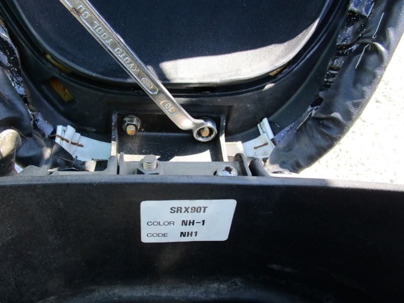 ホンダ・ジョーカー90　シートの外し方　シート取り付けナット（対辺10mm）2個を取り外します。