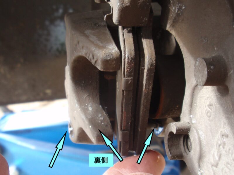 ホンダ・ジョーカー90　ブレーキパッドの交換　パッドピンを外す為にWAKO’Sの浸透潤滑剤 ラスペネ（業務用）を吹き付ける位置