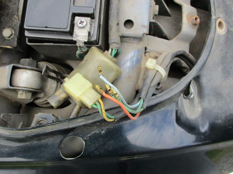 ホンダ・ジョーカー90　フレームボディーカバーの外し方⑥電気配線端子の取り外し