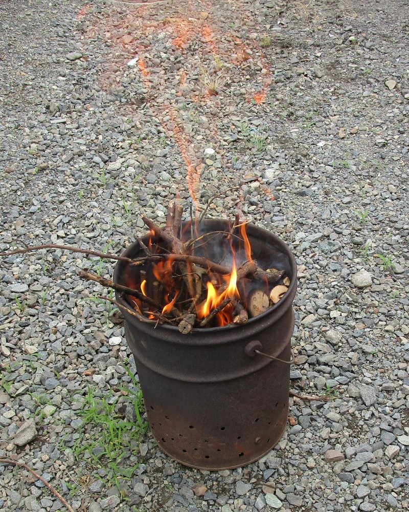 ペール缶での木の焼却　野焼き禁止での、禁止でない例外として認められています。消防署への届け出を忘れずに。