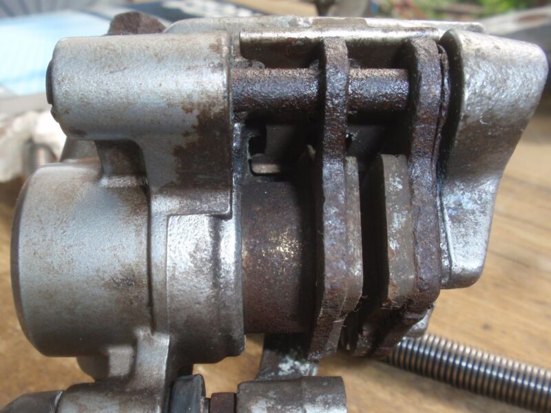 中古で入手した ホンダ・ジョーカー90の油圧ブレーキキャリパーの画像　錆が酷い状態です。