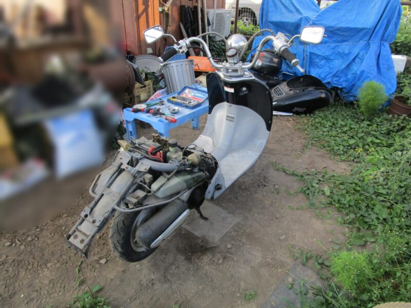ホンダ・ジョーカー90のシートとラゲッジボックス・フレームボディーカバーを外した画像