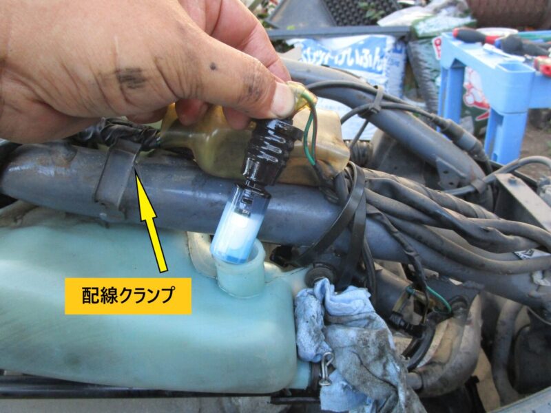 ホンダ・ジョーカー90のオイルレベルセンサーを取り外し　画像