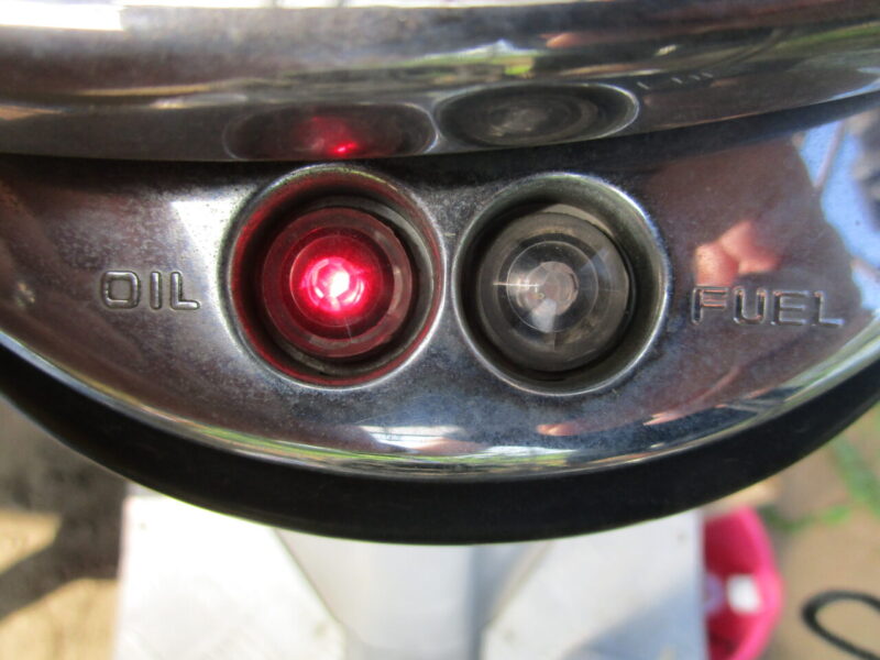 ホンダ・ジョーカー90のオイル残量警告等が点灯した画像