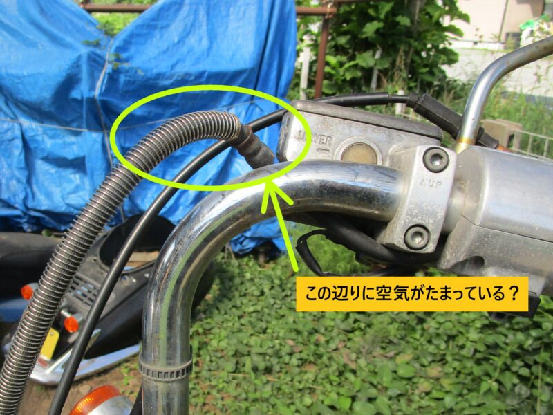 ホンダ・ジョーカー90のディスクブレーキの配管経路の中で空気がたまっていると思われる場所の説明画像