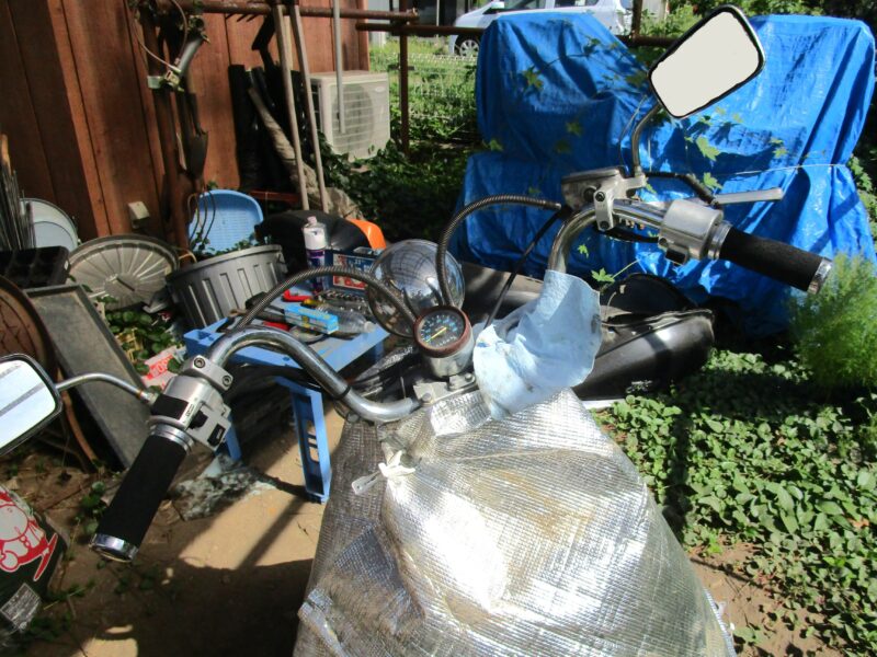 ホンダ・ジョーカー90 ディスクブレーキのブレーキフルード液確認窓の交換　塗装を傷めないように防水性のあるシートで養生
