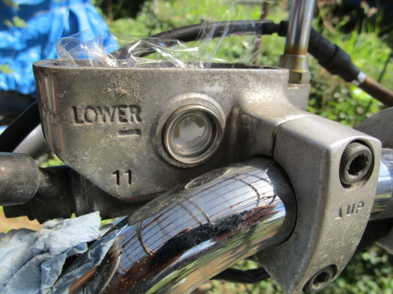 ホンダ・ジョーカー90 ディスクブレーキのブレーキフルード液確認窓の交換　新しい窓をかるく差し込んだ画像