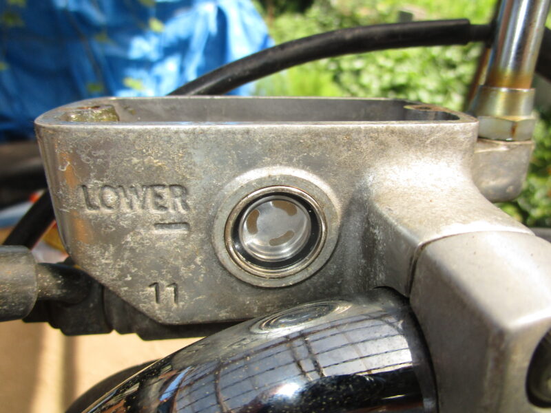 ホンダ・ジョーカー90 ディスクブレーキのブレーキフルード液確認窓の交換　新しい窓の取り付け完了画像