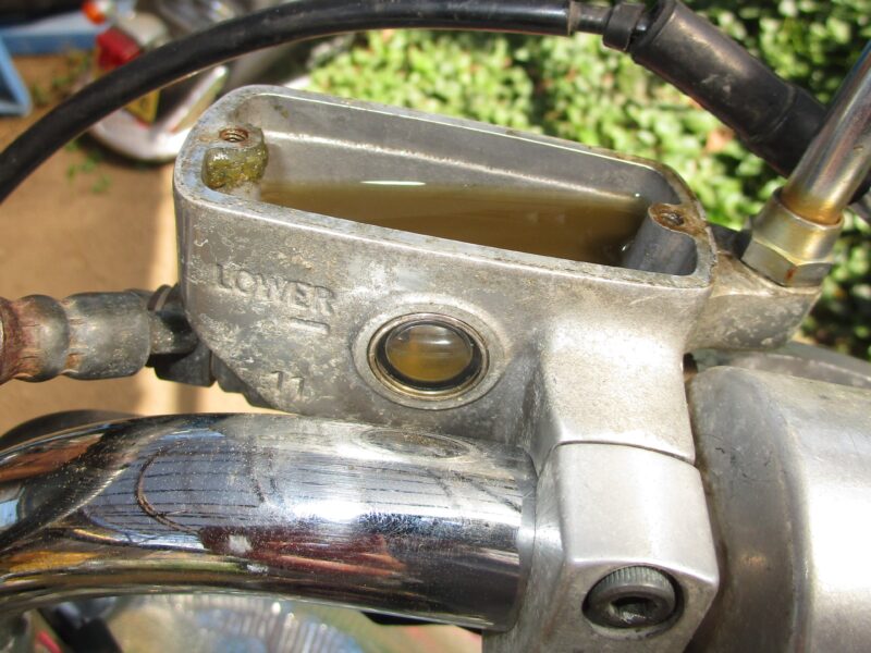 ホンダ・ジョーカー90 ディスクブレーキのブレーキフルード液確認窓の交換　窓の交換後、ブレーキフルードを入れた画像