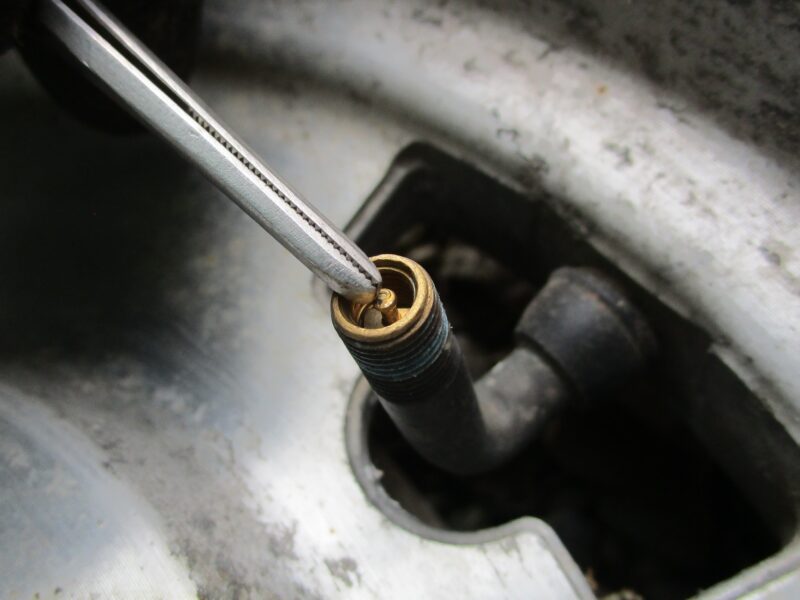 タイヤのエアバルブ部からの空位抜きの画像