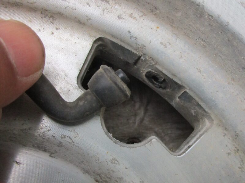 タイヤのエアバルブの取り外し方②エアバルブの半分を取り外した画像