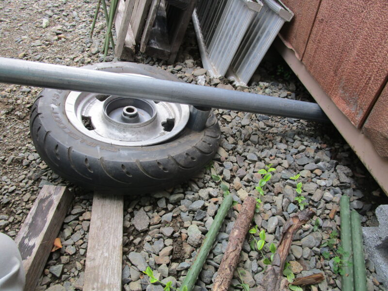 てこの原理でタイヤのビート落としをしている画像