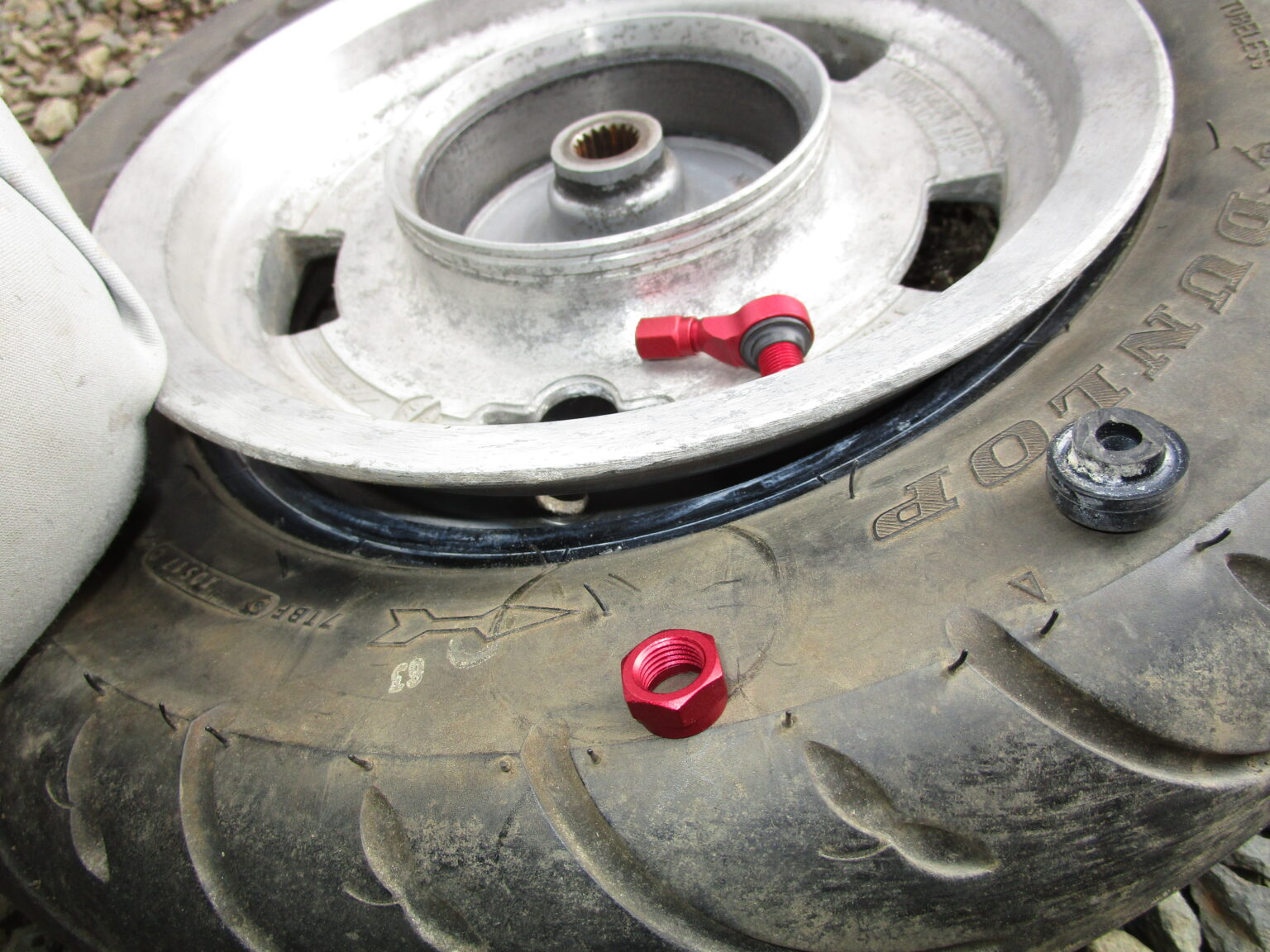 ホンダ・ジョーカー90　タイヤのゴム製のエアバルブを金属製（アルミ製）に交換