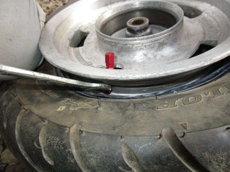 タイヤのエアバルブを金属製(アルミ製)のものに交換している作業中の画像②