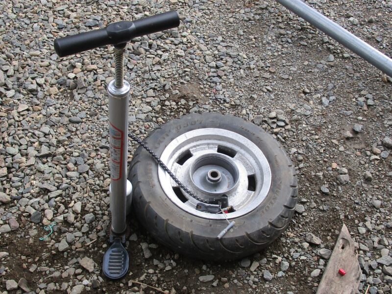 タイヤのビート上げを手動ポンプで成功した画像