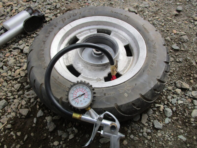 タイヤに規定量の空気圧まで空気を入れた画像