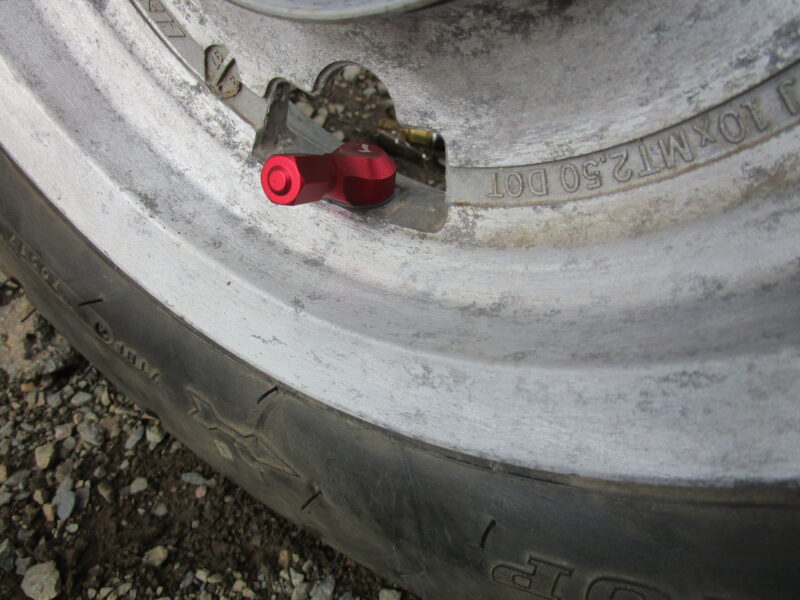 ホンダ・ジョーカー90のタイヤのエアバルブを金属製(アルミ製)のものに交換した画像