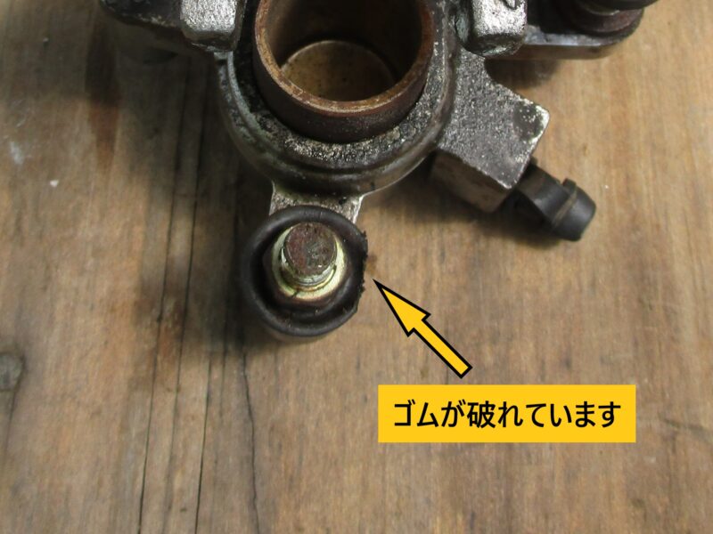 ホンダ・ジョーカー90のブレーキキャリパーにおけるゴムブーツ（ピンボルトブーツ）の破れと固着部位